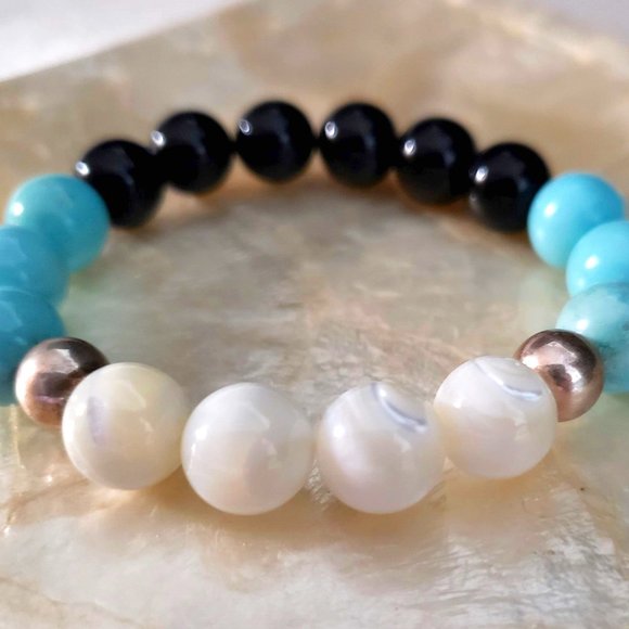 Turquoise, mother of pearl, & black onyx bracelet - Picture 1 of 5
